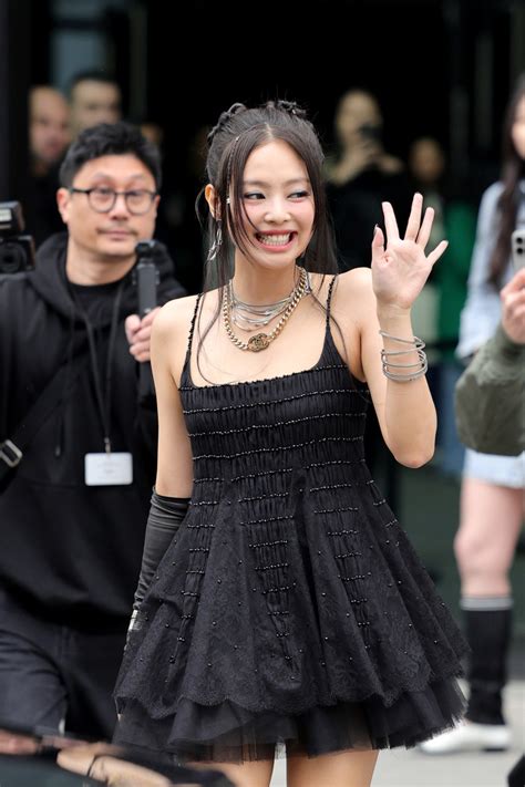 Jennie Wore a Single Fingerless Glove to Chanel's Fall 2024 Show.